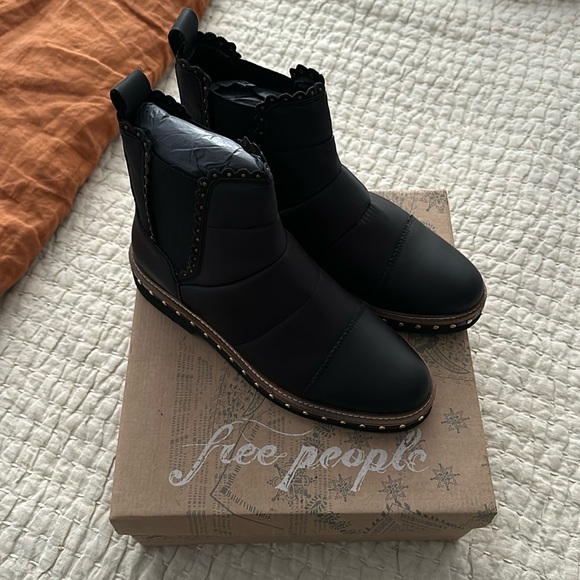 NWT Free People Atlas Puffer Chelsea Boot - Picture 3 of 4
